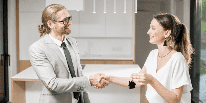 Почему стоит работать с агентством недвижимости, а не искать квартиру самому